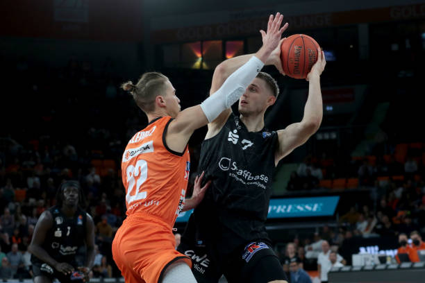 他以闪电般 他以闪电般